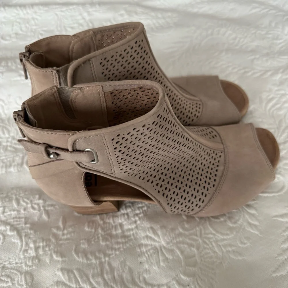 Earth Tan Ankle Booties with Laser-Cut Design and Rear Zipper Size 8